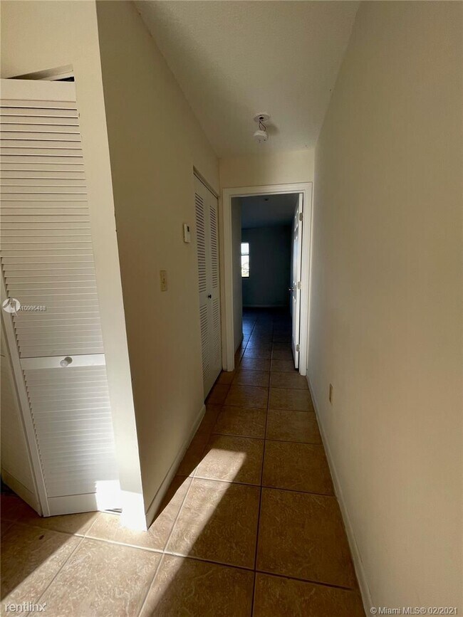 Building Photo - 2 br, 2.5 bath Condo - 2800 W Prospect Rd