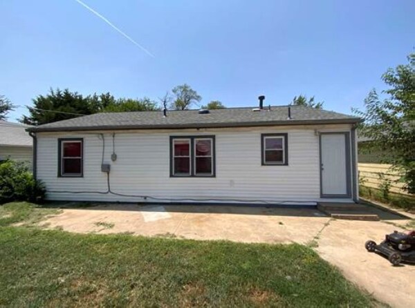 Baño - 2222 S Santa Fe St