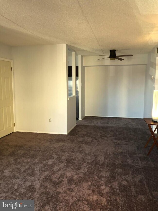 Building Photo - 5200 Hilltop Dr