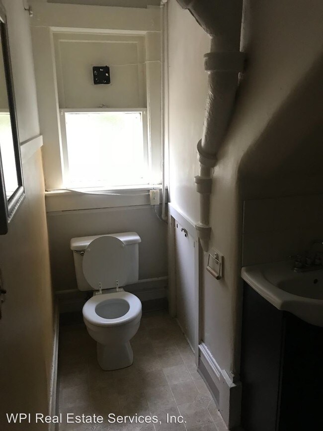 Building Photo - 1 br, 1 bath Apartment - 5609 20TH AVE NE