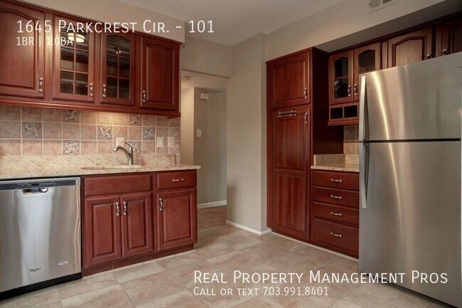 Foto del edificio - 1645 Parkcrest Cir