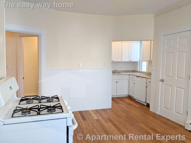 Building Photo - 21 Thorndike St