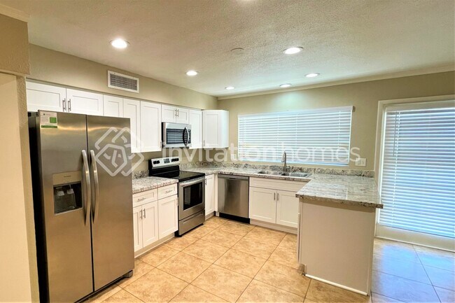 Building Photo - 573 W La Donna Dr