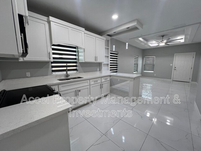 Building Photo - 1122 Country Club Dr