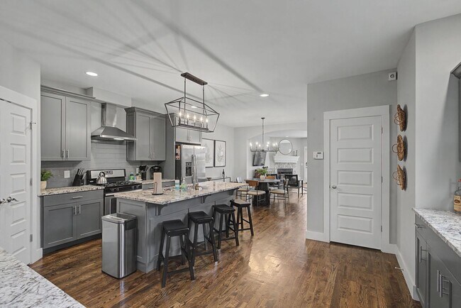 Foto del edificio - $4,200 per month | Fully Furnished | 3+ Month Leases Available