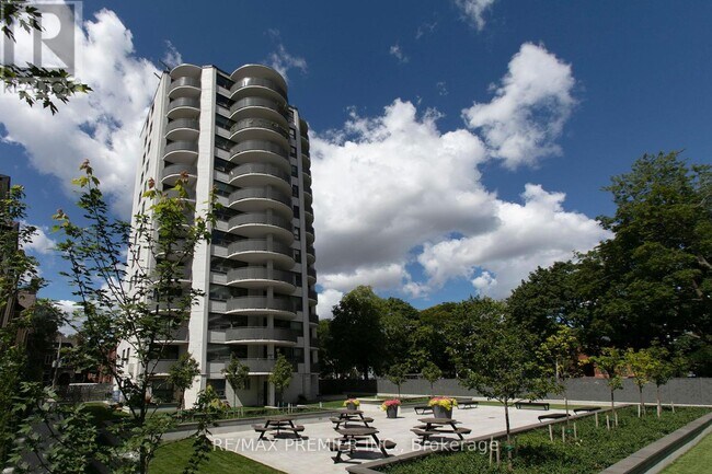 Photo du bâtiment - 485-485 Huron St