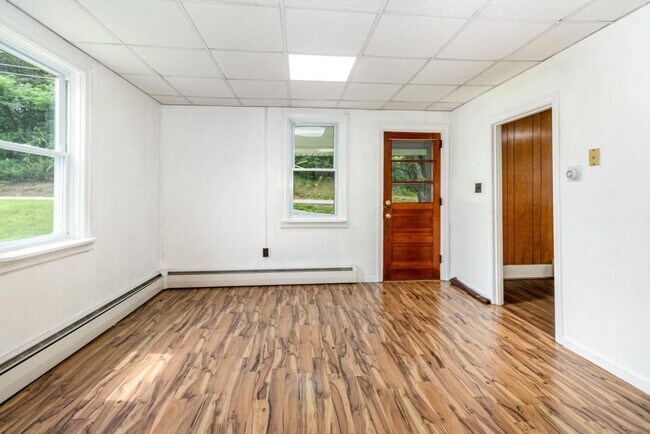 Foto del edificio - 8053 Spring Rd