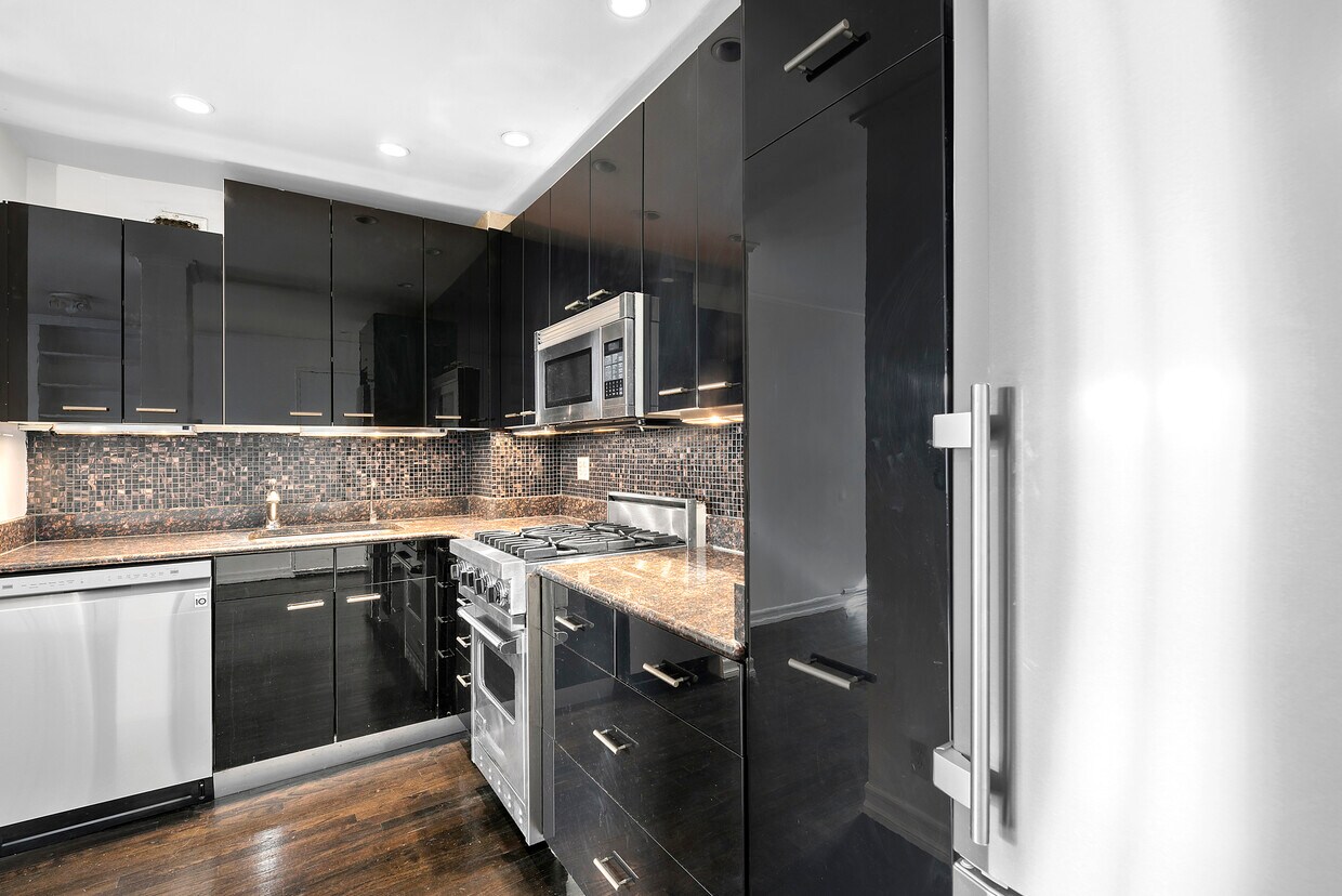 Kitchen - 140 7th Ave