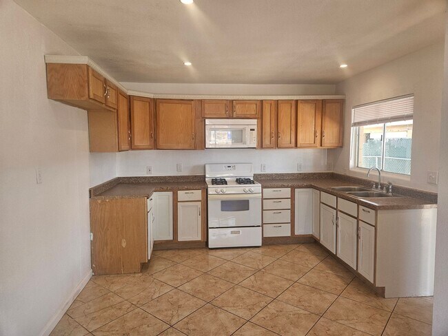 Building Photo - 3 bed/2 bath home, freshly remodeled in ce...