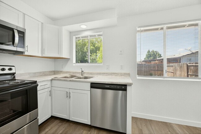 Foto del edificio - Modern 2-Bedroom Duplex with New Kitchen &...