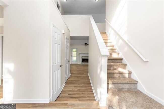 Foto del edificio - 1090 Norwalk Trce