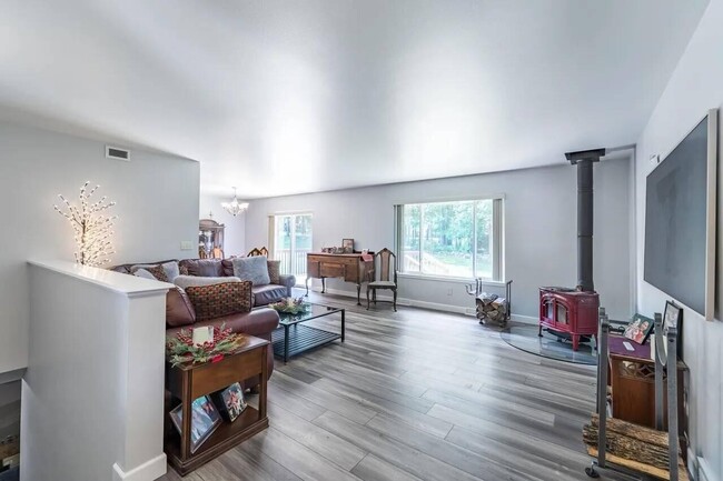 Building Photo - 6615 Cavin Dr