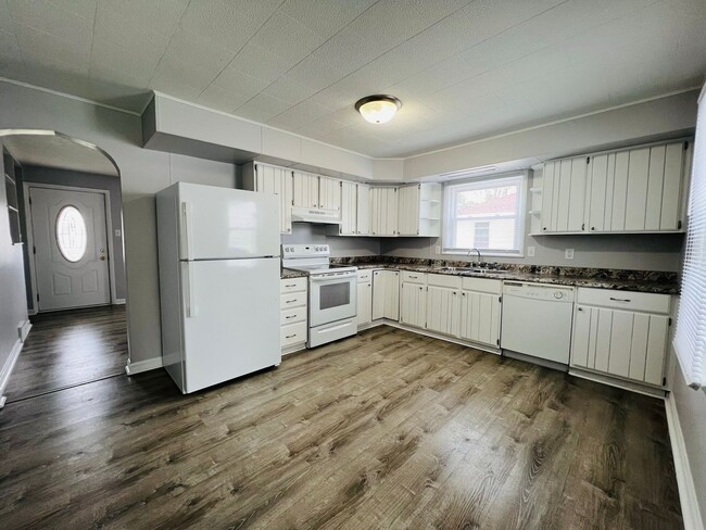 Building Photo - Gorgeous 3 Bedroom Single Family Home!