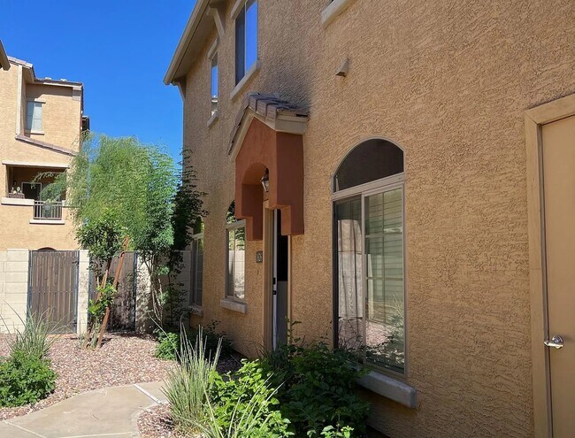 Entrance - 2402 E 5th St