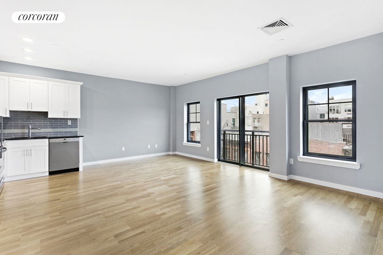 Primary Photo - 460 Grand St