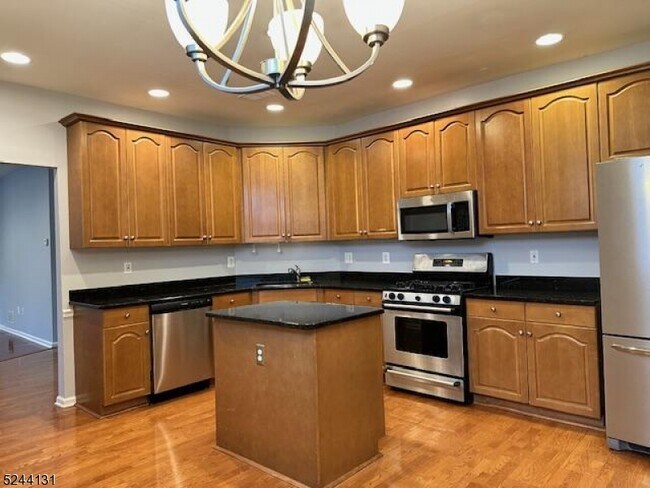 Building Photo - 607 Binghampton Ln