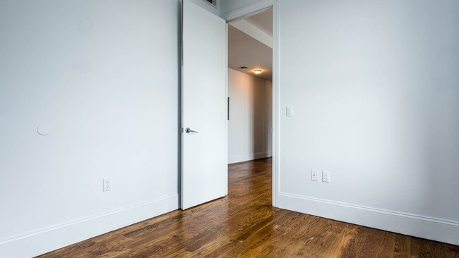 Foto del edificio - 16-25-25 Putnam Ave