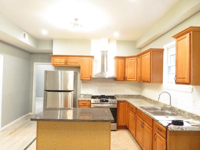 Building Photo - 572 Nassau St
