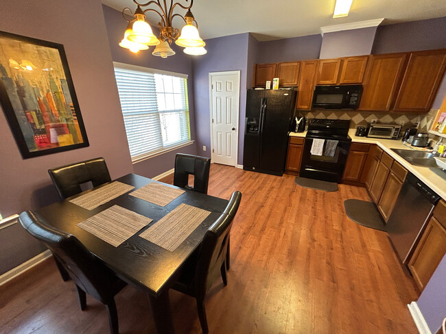 Foto del edificio - Room in Townhome on Linden Park Ln