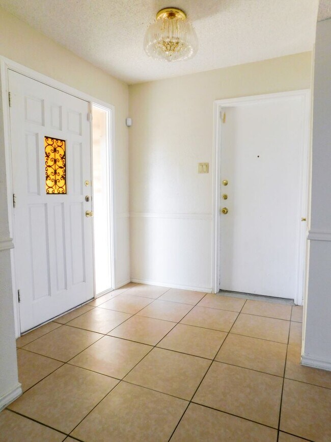 Foto del edificio - Available NOW!!!! This charming 2 story, 3...