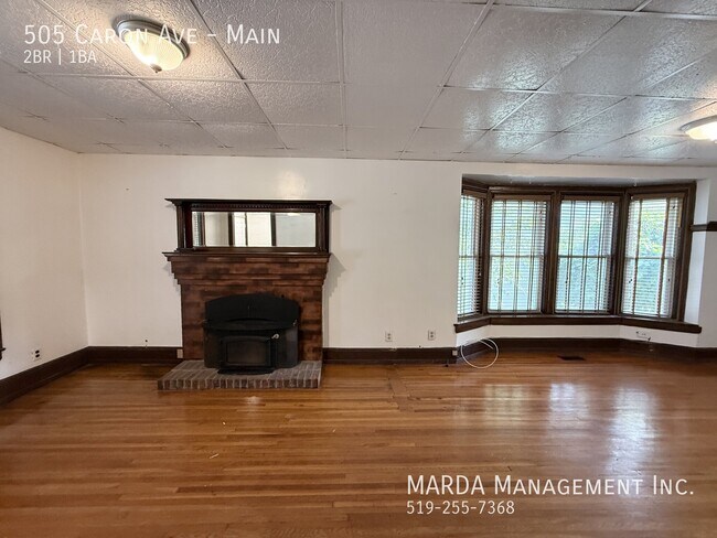 Photo du bâtiment - CHARMING 2 BED/1 BATH MAIN FLOOR UNIT W/ DRIVEWAY + 60% OF UTILITIES!