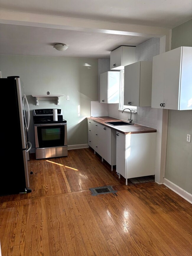 Building Photo - Charming 3-Bedroom, 2-Bath House with Off-Street Parking & Backyard!