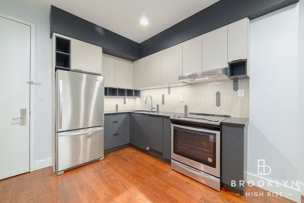 Primary Photo - 530 Midwood St