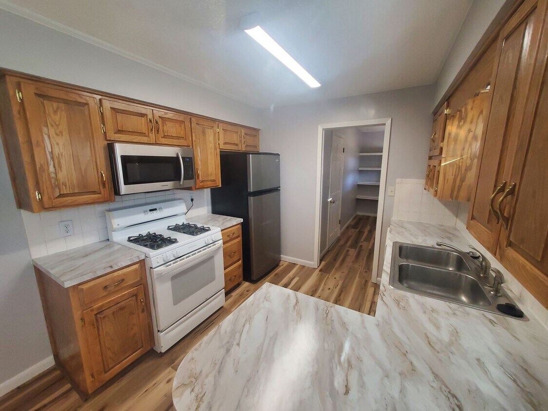 Foto principal - Nice 3 bedroom 2 bath home with fenced in ...