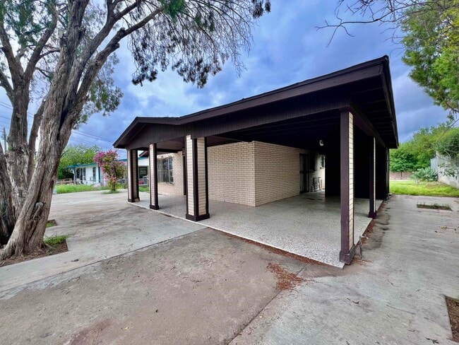 Building Photo - 110 N Malinche Ave