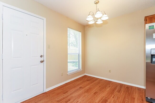 Foto del edificio - 1125 Hidden Creek Dr
