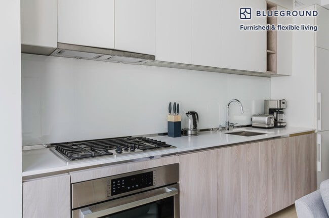 Building Photo - 572 11th Ave