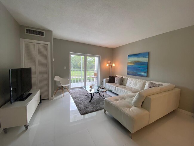 Building Photo - 200 E Royal Palm Rd