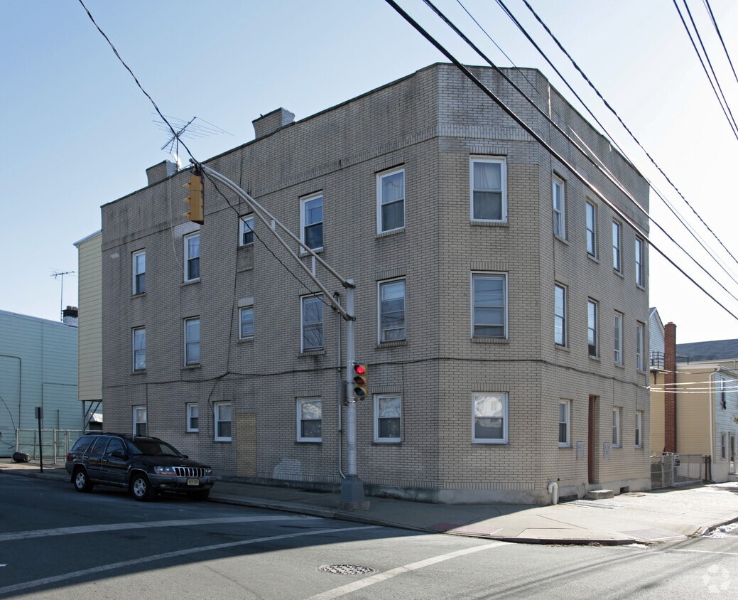 Primary Photo - 633 3rd Ave