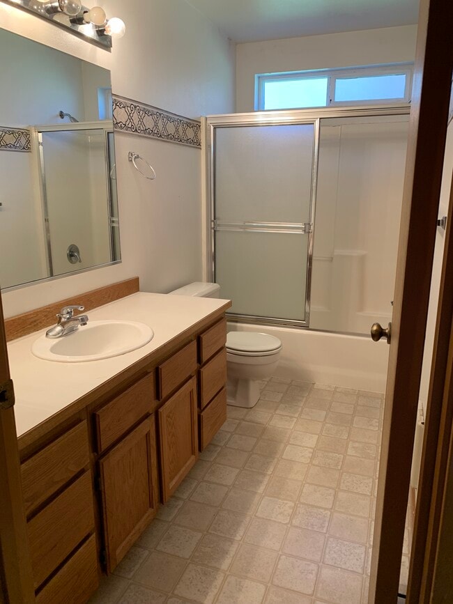 Full bathroom - 2100 E Illinois St