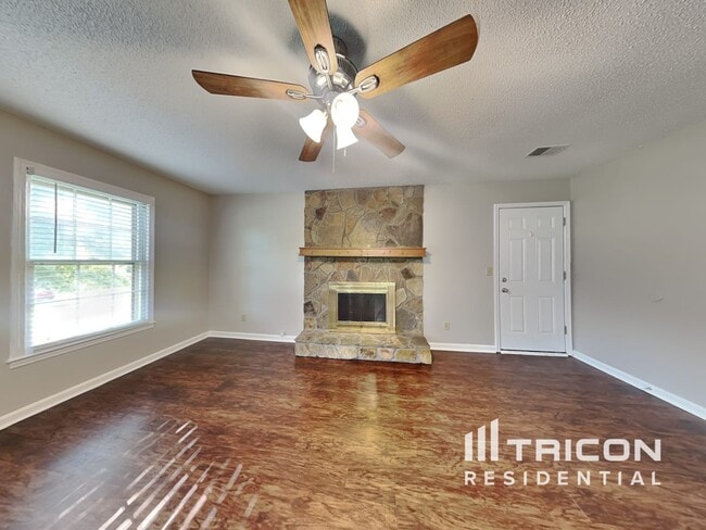 Foto del edificio - 389 Hillridge Dr