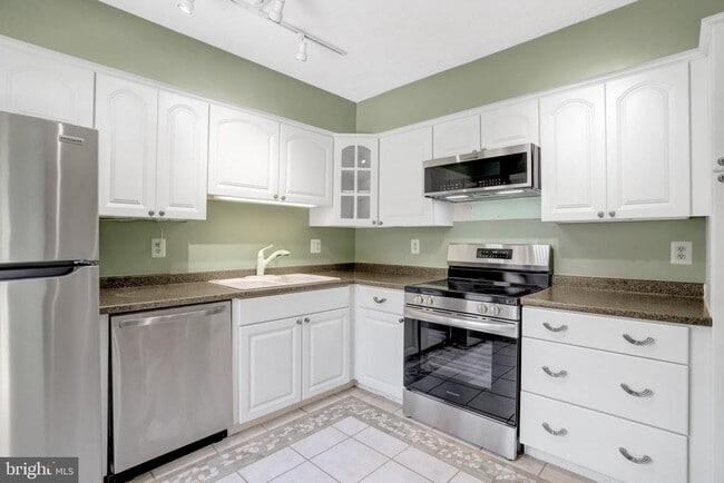 Building Photo - 5759 Independence Cir