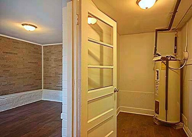 Building Photo - Great Aksarben location!