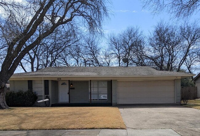 Building Photo - 815 Wisteria Way