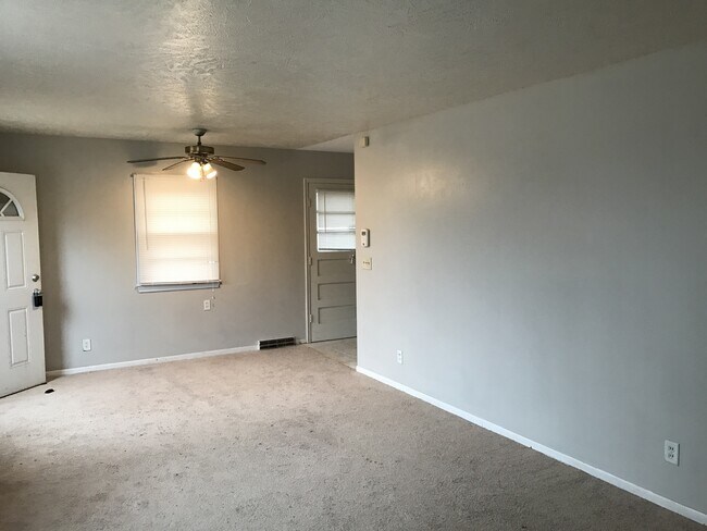 Foto del edificio - Coming Soon! Three bed with attached garage