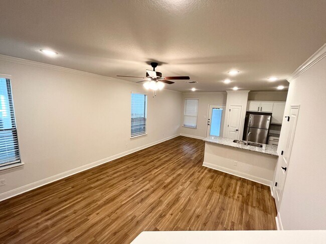 Building Photo - Cozy townhome in the heart of NW San Anton...