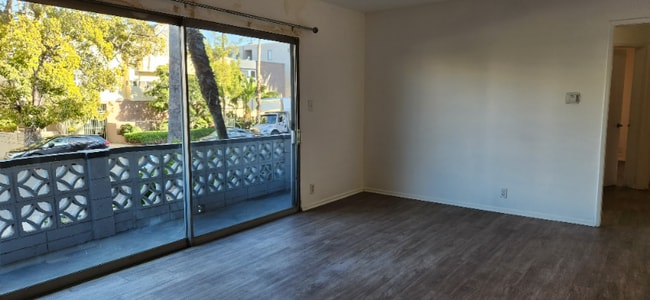 Foto del edificio - 545 Hayworth Ave