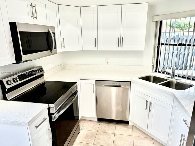 Building Photo - 15065 SW 49th Ln