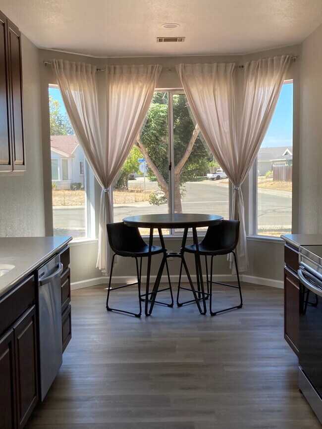 Building Photo - 1612 Paseo Flores Dr