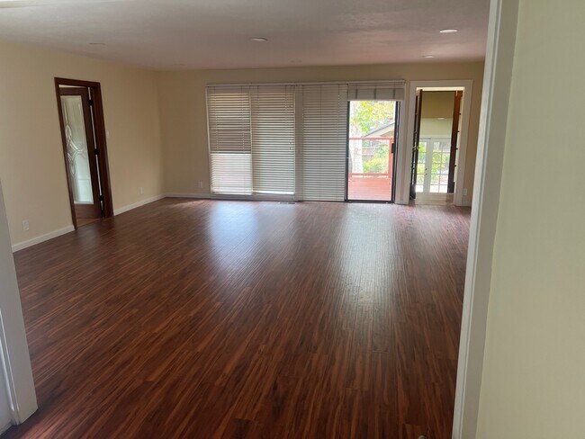 Building Photo - 356 Adams Way