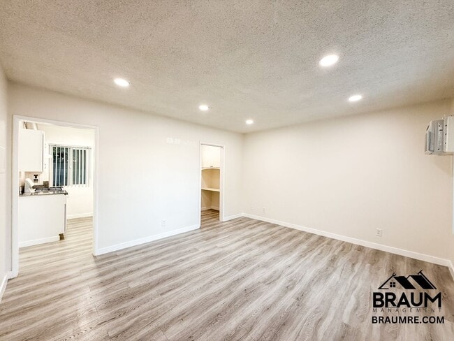 Building Photo - 15546 Vanowen St