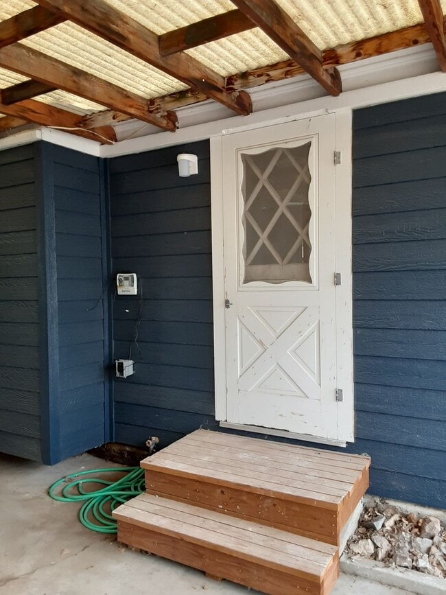 Building Photo - Two bedroom, one bathroom, pet friendly ho...