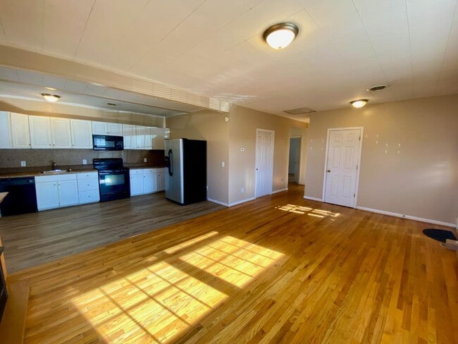 Building Photo - 6260 Renan Rd