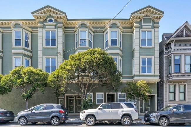 Building Photo - Bright pet friendly 3BR 2BTH with modern k...