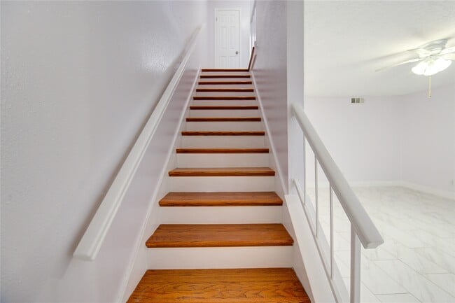 Building Photo - 2420 Miramar Ct