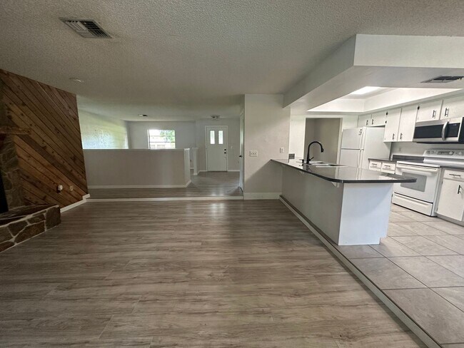 Building Photo - 3 br, 2 bath House - 2190 Belaire Dr